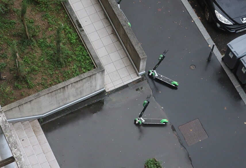 trottinette électrique sous la pluie
